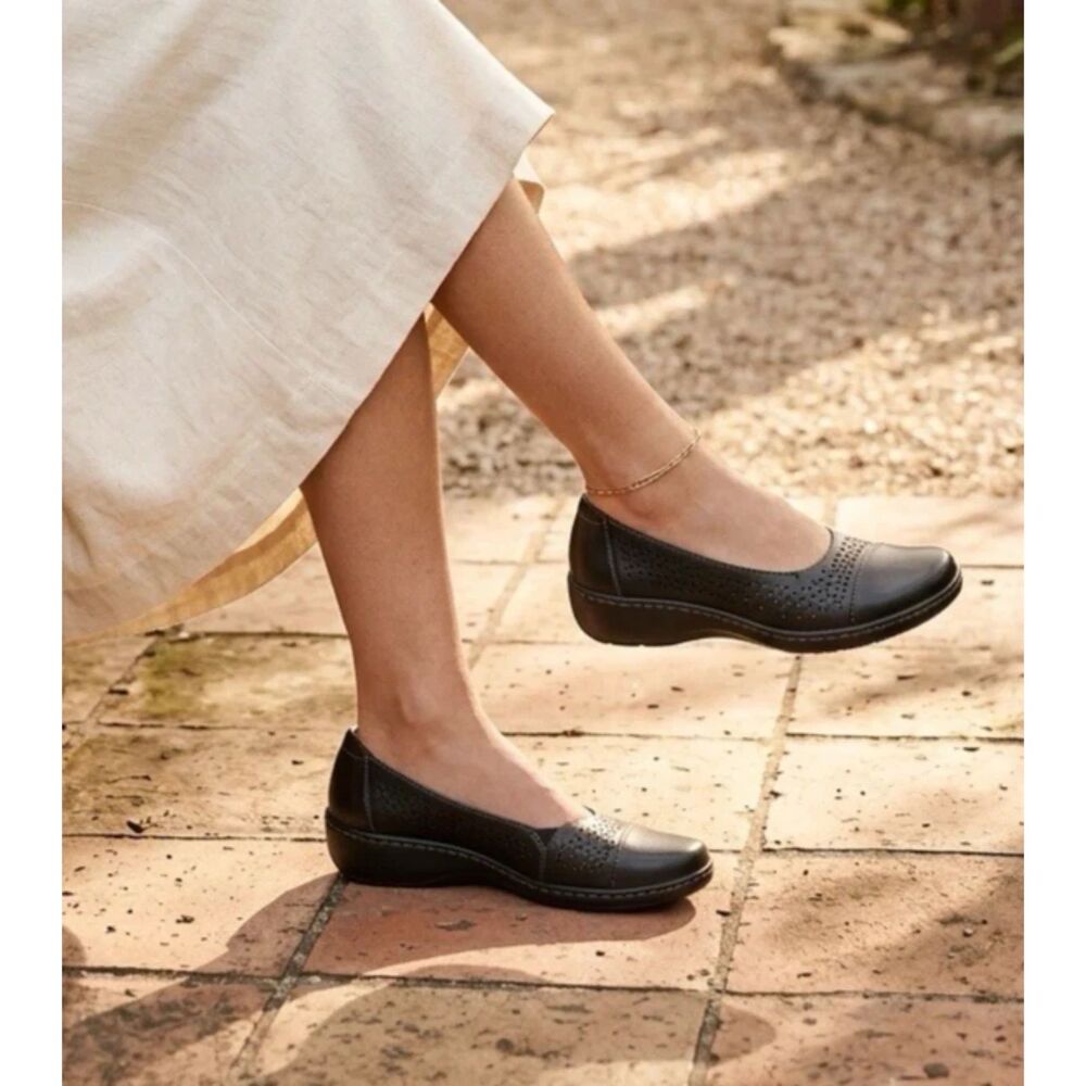 Clarks Cora Iris Loafer womens US Sz 9 Wide Black Leather Slip On Cushioned New